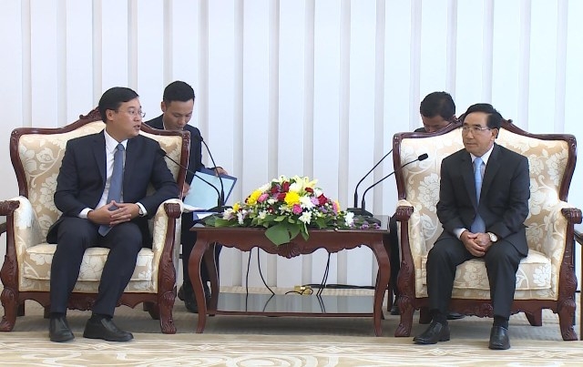 Đồng chí Phan-khăm Vị-pha-văn (bên phải ảnh) tiếp thân mật đồng chí Lê Quốc Phong