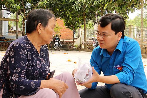 Bí thư Trung ương Đoàn Nguyễn Anh Tuấn thăm hỏi người dân khám bệnh