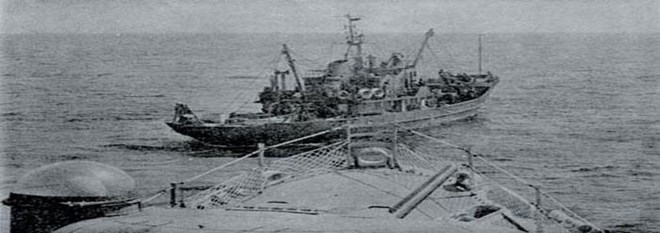 Tàu Trung Quốc cắt mũi tàu Việt Nam Cộng hòa bất chấp mọi quy định hàng hải quốc tế.